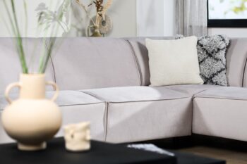Sfeerfoto van witte velvet hoekbank betaal per maand