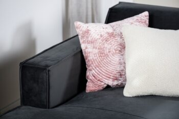 Wit en roze kussen in velvetbank Ray antraciet lease
