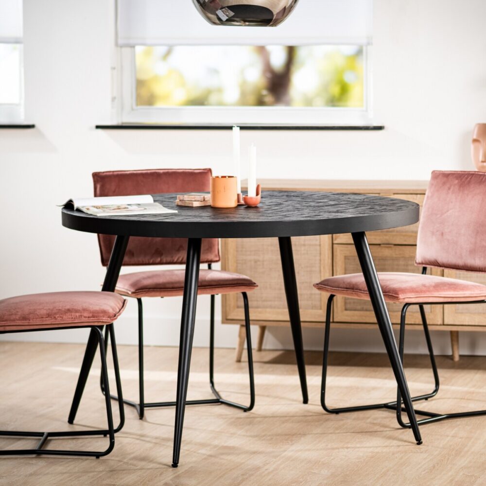 Eettafel Hanson met roze stoelen en zwarte eetkamertafel