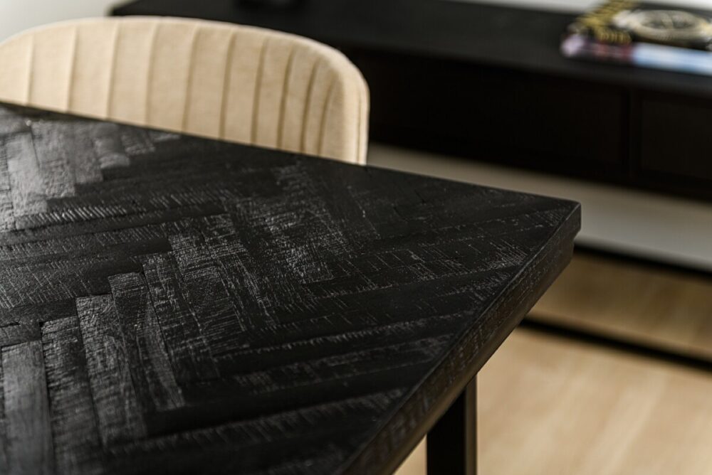 Close up van lease eettafel Yannis visgraat motief tafel
