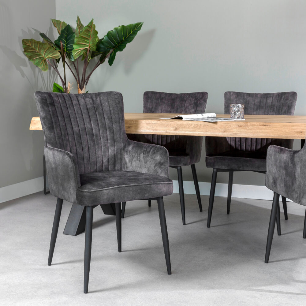 Meerdere Eetkamerstoelen Amalia aan eettafel met x poot