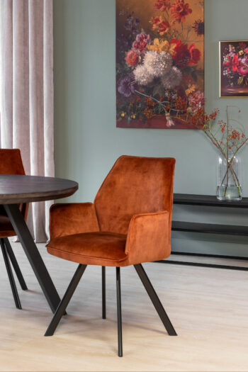 Lease Stoel Aronas op foto aan eettafel met zwarte poten in koper velvet
