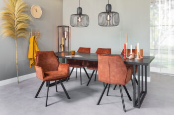 Meerdere Eetkamerstoelen Aronas aan eettafel met zwarte poten