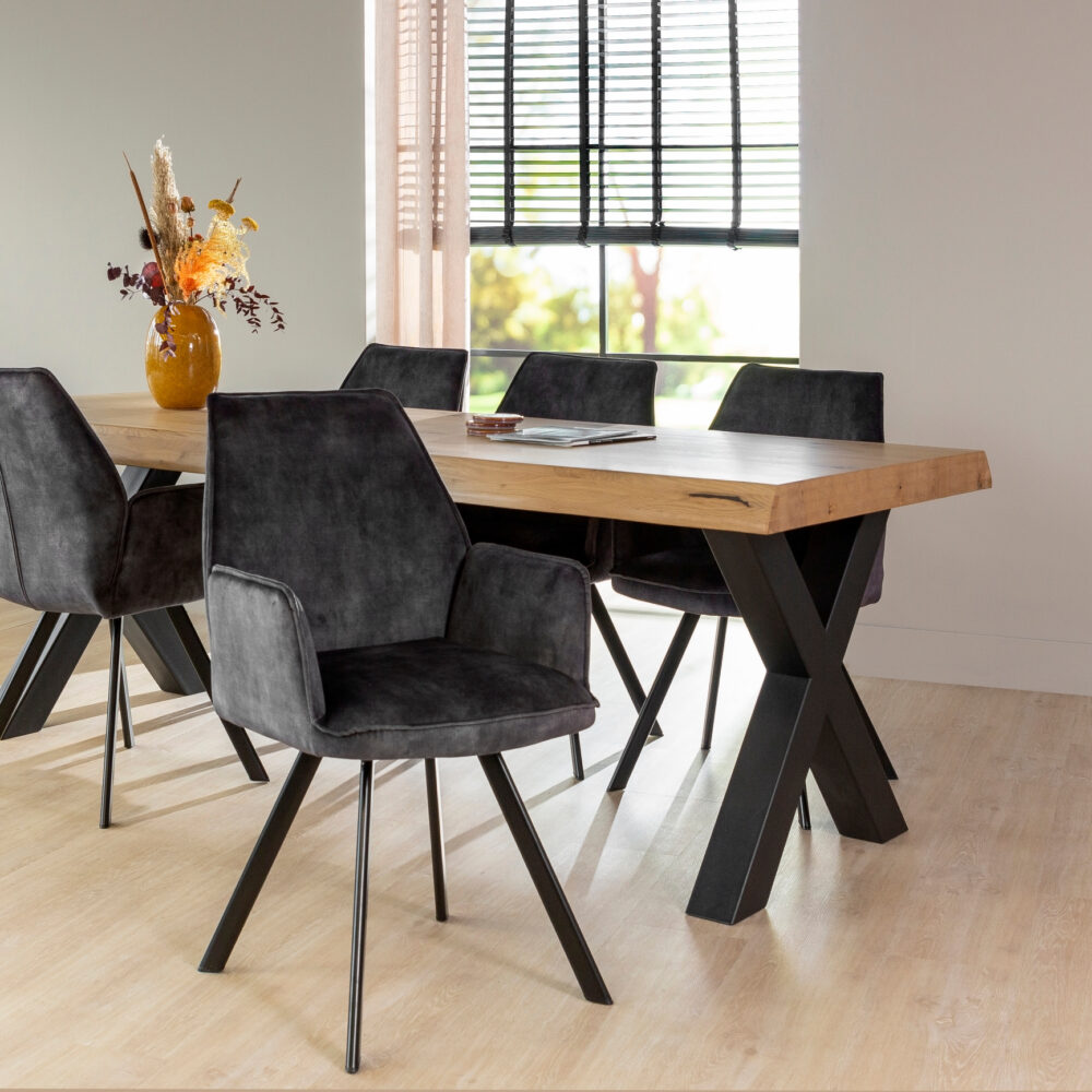 Meerdere Lease Eetkamerstoelen Aronas in antraciet op sfeerfoto aan eettafel