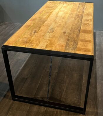 Eettafel Berger Industriele eettafel leasen mangohout met zwarte poten